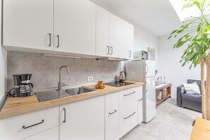 Fridge, microwave, stovetop, coffee/tea maker - Apartment 'Rosi-1' with Private Terrace, Wi-Fi and Air Conditioning (Frontera)