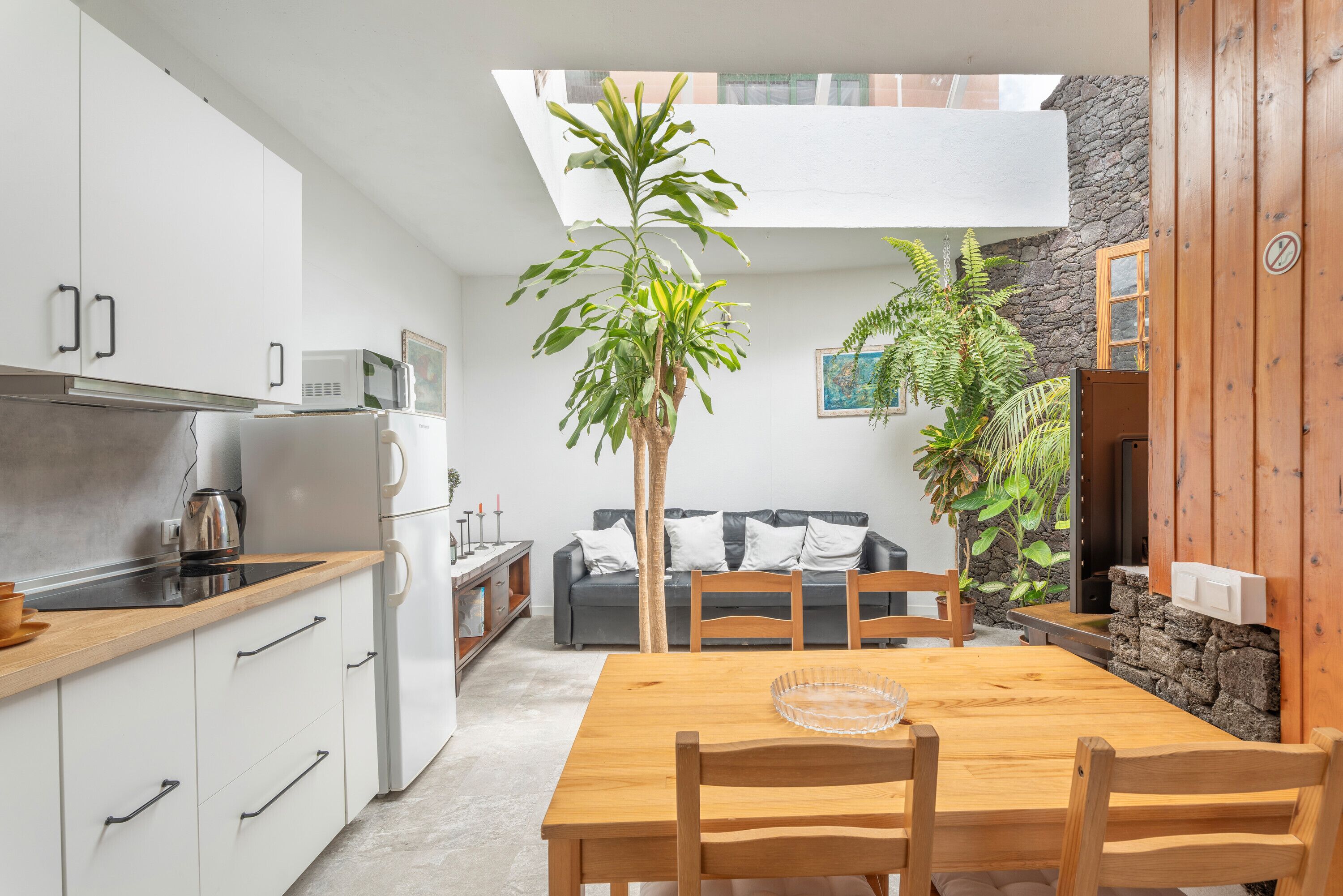 Een koelkast, een magnetron, een kookplaat