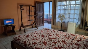Studio, 1 grand lit, salle de bains privée, vue cour intérieure | Télévision