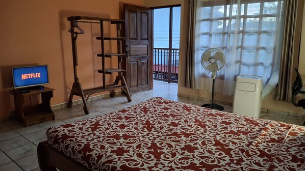 Studio, 1 queensize-seng, privat bad, bakgårdsutsikt | TV