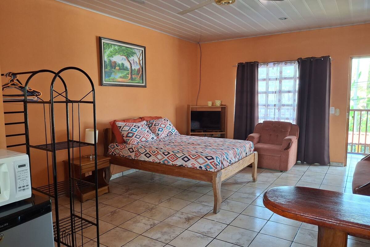 Estudio, 1 cama Queen size, microondas, vista al patio | Wifi gratis y ropa de cama