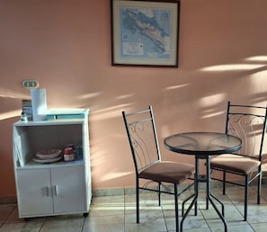 Studio, 1 grand lit, salle de bains privée, vue cour intérieure | Salle à manger