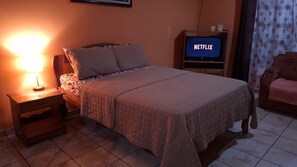 Studio, 1 grand lit, four à micro-ondes, vue sur la cour intérieure | Accès au Wi-Fi (inclus), literie fournie