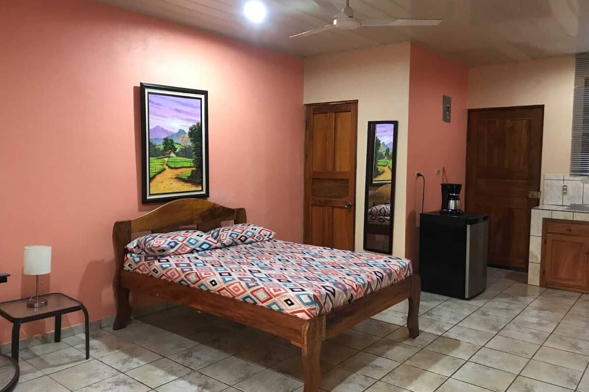 Estudio, 1 cama Queen size, baño privado, vista al patio | Wifi gratis y ropa de cama
