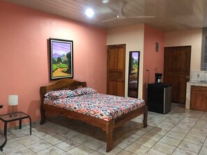 Studio, 1 grand lit, salle de bain privée, vue sur la cour intérieure | Accès au Wi-Fi (inclus), literie fournie
