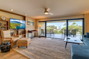 Condo (4 Bedrooms) | Living room