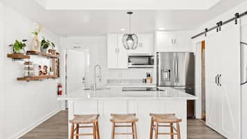 Kylskåp, mikrovågsugn, ugn och spishäll