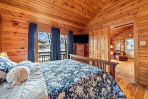 4 bedrooms, WiFi, bed sheets - Moose Lodge on the Lake (Ellsworth)