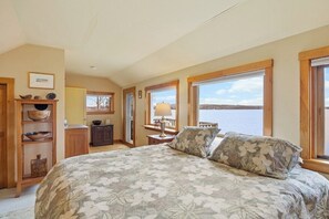 3 bedrooms, WiFi, bed sheets - Berry Cove Cottage-Oceanfront! (Lamoine)