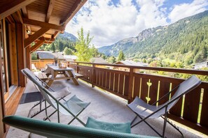 Outdoor dining - Chalet 'Clemalou 14-15 Personnes' with Mountain View, Private Terrace and Wi-Fi (Châtel)