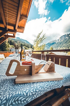 Outdoor dining - Chalet 'Clemalou 14-15 Personnes' with Mountain View, Private Terrace and Wi-Fi (Châtel)
