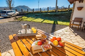 Outdoor dining - Apartment 'Busgosu' with Mountain Views, Private Terrace and Wi-Fi (Cangas de Onís)