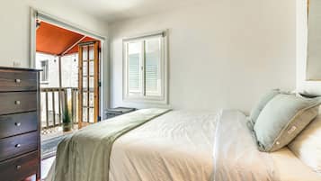 2 bedrooms, iron/ironing board, internet, bed sheets