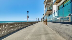 Property grounds - Steps to Ocean: Manhattan Beach Gem w/ Deck! (Manhattan Beach)