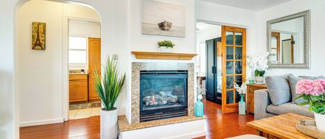 TV, fireplace