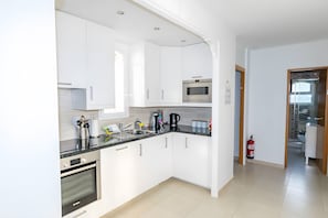 Frigorifero, microonde, forno, piano cottura