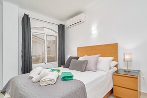 2 bedrooms, iron/ironing board, free WiFi, bed sheets