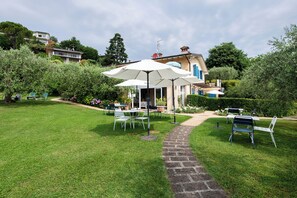 Outdoor dining - Apartment 'Lavanda' with Private Pool, Wi-Fi and Air Conditioning (Soiano del Lago)