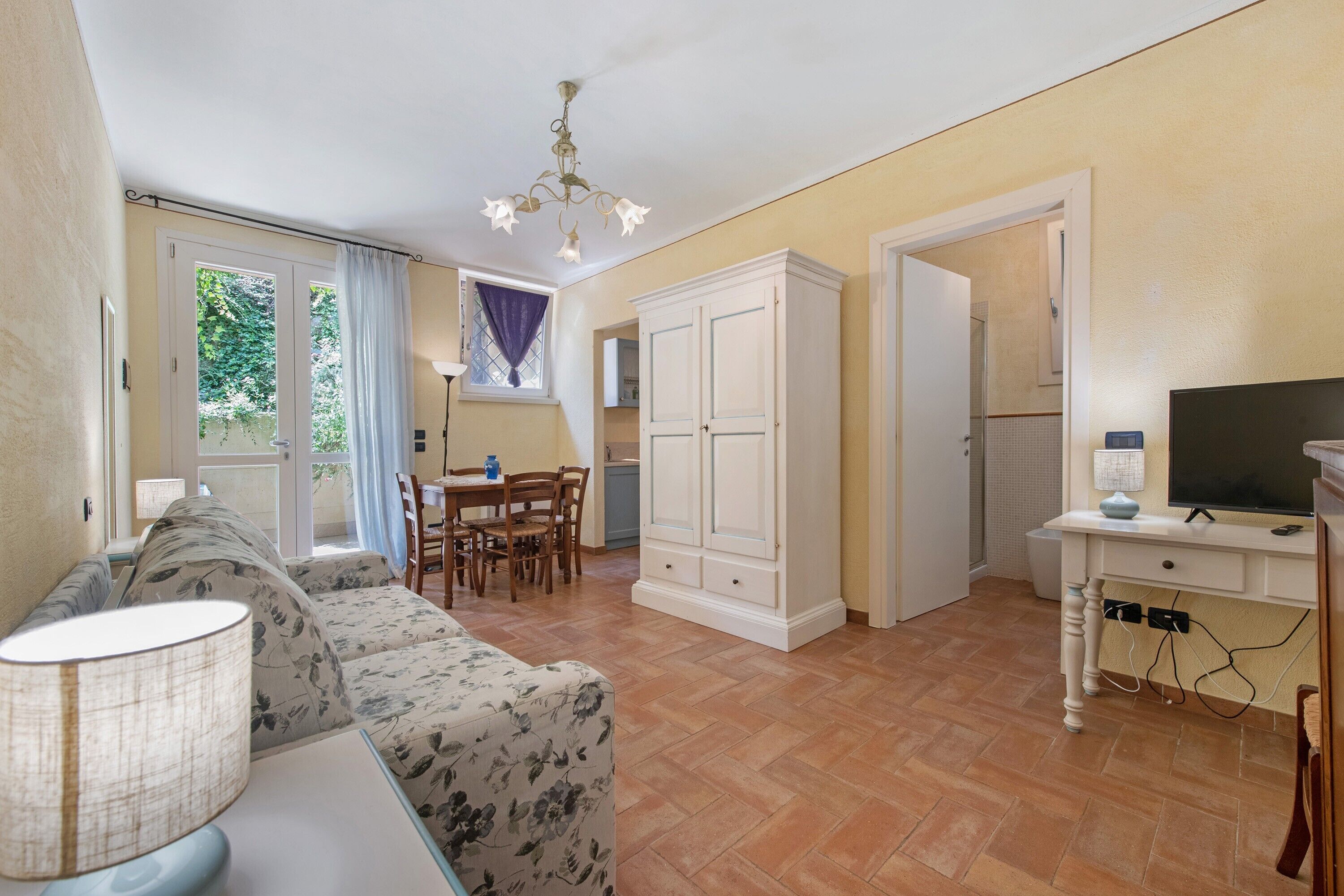 Fernseher, Tischtennisplatte