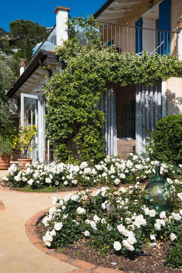 Exterior detail - Apartment 'Lavanda' with Private Pool, Wi-Fi and Air Conditioning (Soiano del Lago)