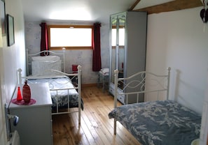 2 chambres, fer et planche à repasser, lit de bébé portatif