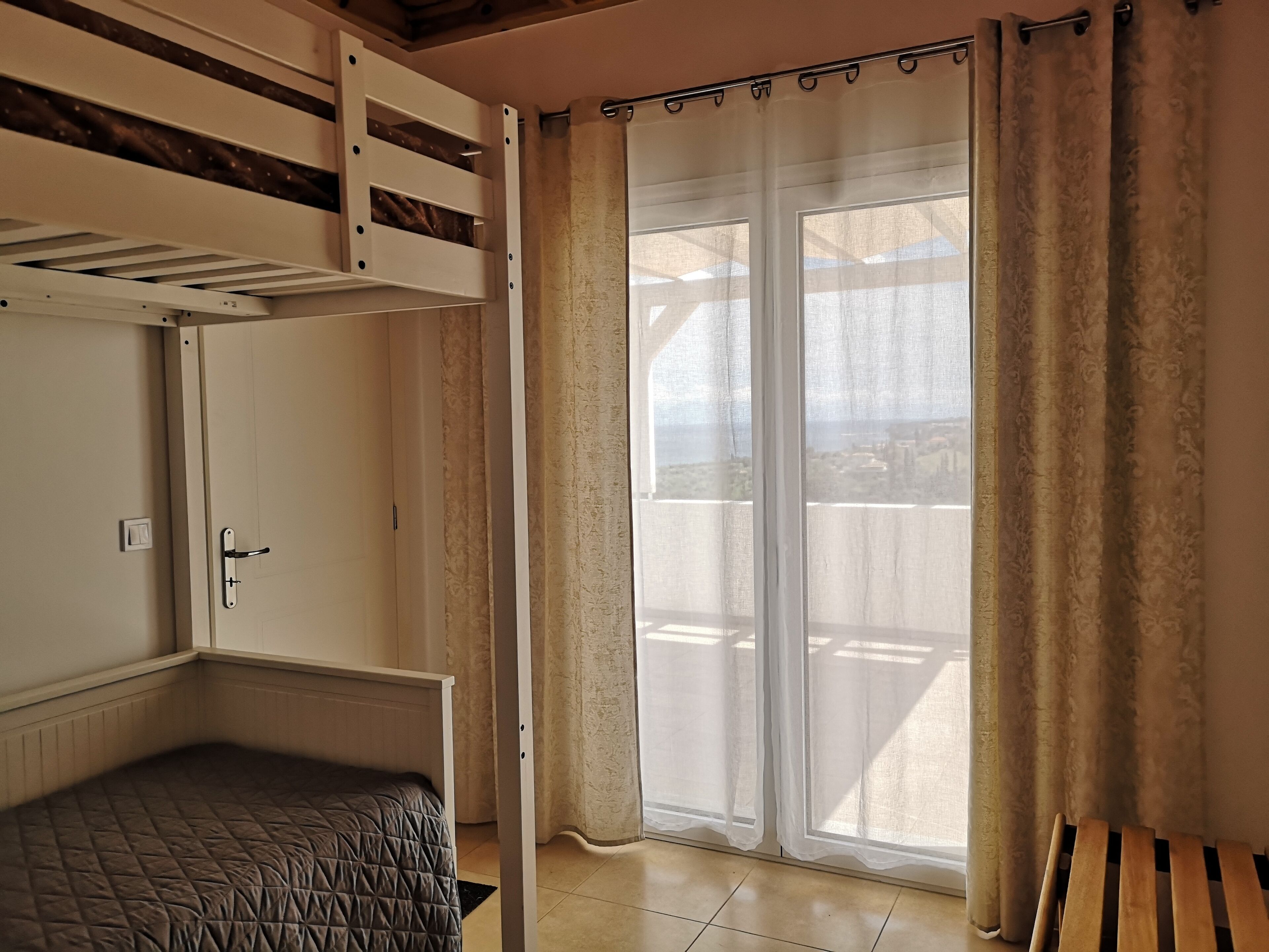 2 habitaciones, tabla de planchar con plancha y wifi gratis 