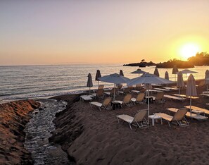 In Strandnähe, Liegestühle, Strandtücher