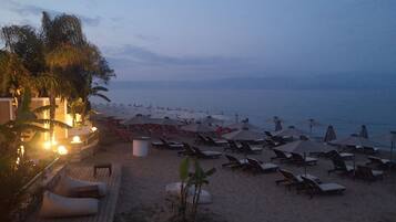 Beach nearby, sun-loungers, beach towels