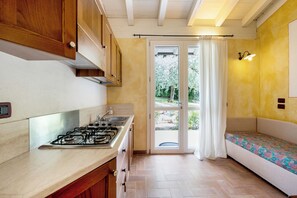 Fridge, stovetop, coffee/tea maker, electric kettle