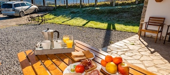 Les Xanes: El Trasgu - mountain views, terrace, and Wi-Fi