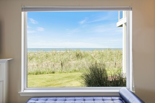 711 - Beachfront Condo - seabreeze, easy access, and oceanfront!