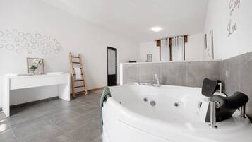 Dusche, Haartrockner, HandtĂŒcher