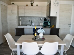 Fridge, microwave, dishwasher, coffee/tea maker