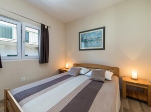 1 soverom, strykejern/-brett, internettilgang og sengetøy