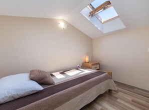 1 slaapkamer, een strijkplank/strijkijzer, wifi, beddengoed