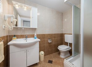 Shower, hair dryer, towels
