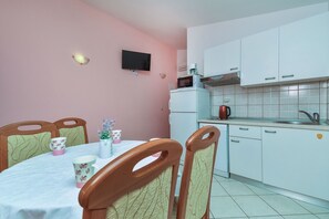 Frigorífic, microones, placa de cuina i rentaplats