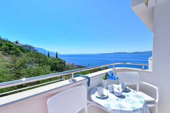 Outdoor dining - Apartments Nevi - One Bedroom Apartment With Balcony and Sea View (Pisak)