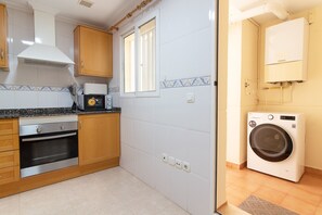 Kylskåp, mikrovågsugn, ugn och diskmaskin