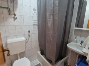 Douche, sèche-cheveux, serviettes fournies