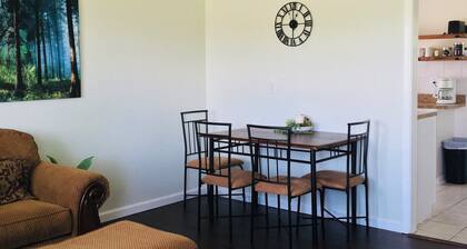 Charming 2-bedroom house in Hutchinson with WiFi and AC