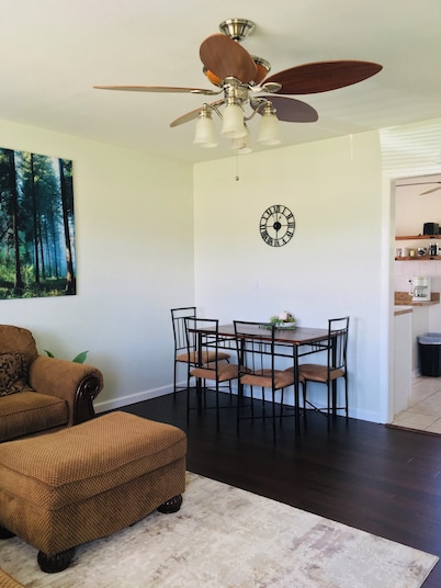 Charming 2-bedroom house in Hutchinson with WiFi and AC