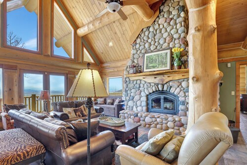 7BR Mountain Retreat ~ Hot Tub ~ Epic Mtn Views ~ Game Room ~ Wood Fireplaces