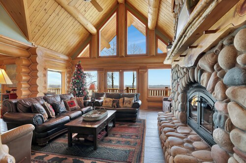 7BR Mountain Retreat ~ Hot Tub ~ Epic Mtn Views ~ Game Room ~ Wood Fireplaces