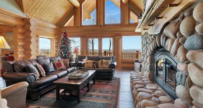 7BR Mountain Retreat ~ Hot Tub ~ Epic Mtn Views ~ Game Room ~ Wood Fireplaces