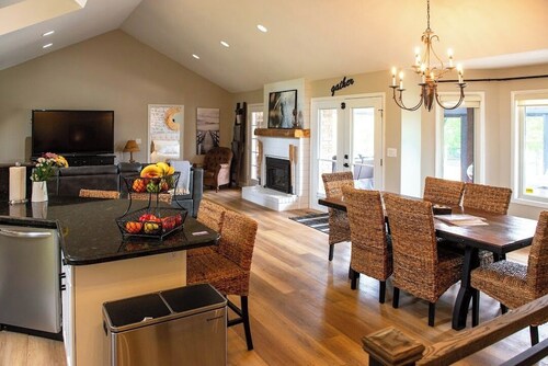 River front paradise,  boat, kayak, swim,  go to the racetrack, have fun, relax!