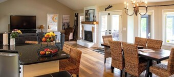 River front paradise,  boat, kayak, swim,  go to the racetrack, have fun, relax!