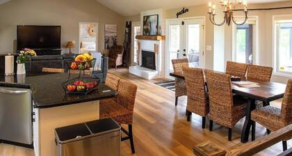 River front paradise, boat, kayak, swim, go to the racetrack, have fun, relax!