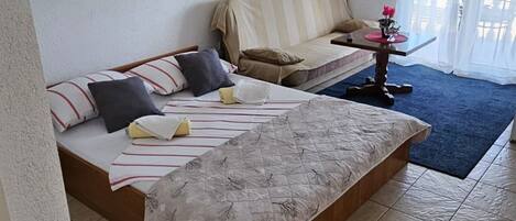 Iron/ironing board, Internet, bed sheets