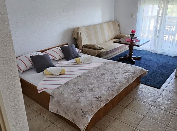 Iron/ironing board, WiFi, bed sheets